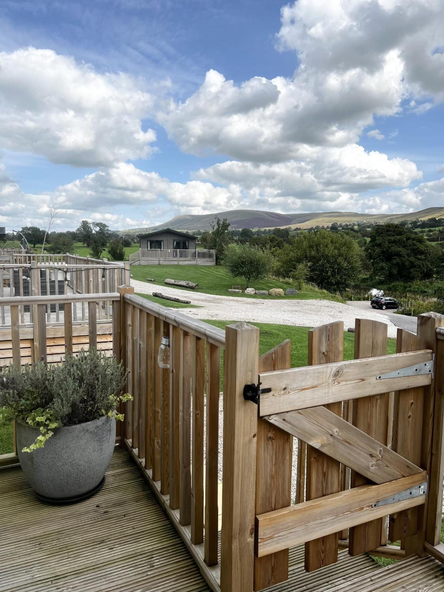 Diddly Squat Lodge With Hot Tub, Pendle View Holiday Park Clitheroe Buitenkant foto