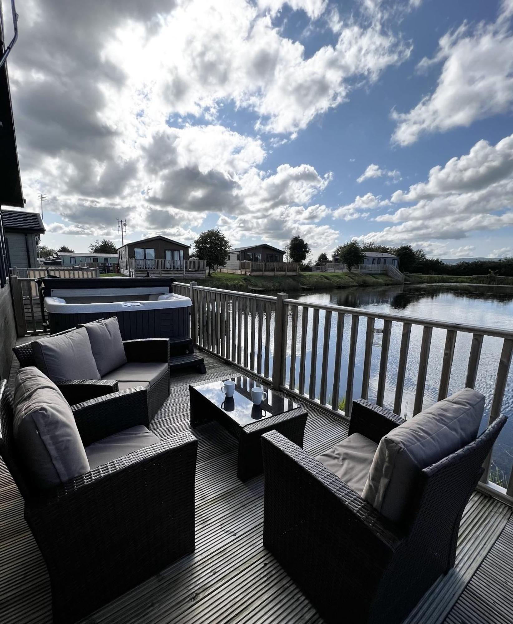 Diddly Squat Lodge With Hot Tub, Pendle View Holiday Park Clitheroe Buitenkant foto